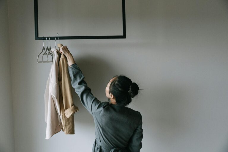 How to Build a Basic Capsule Wardrobe for Effortless Style